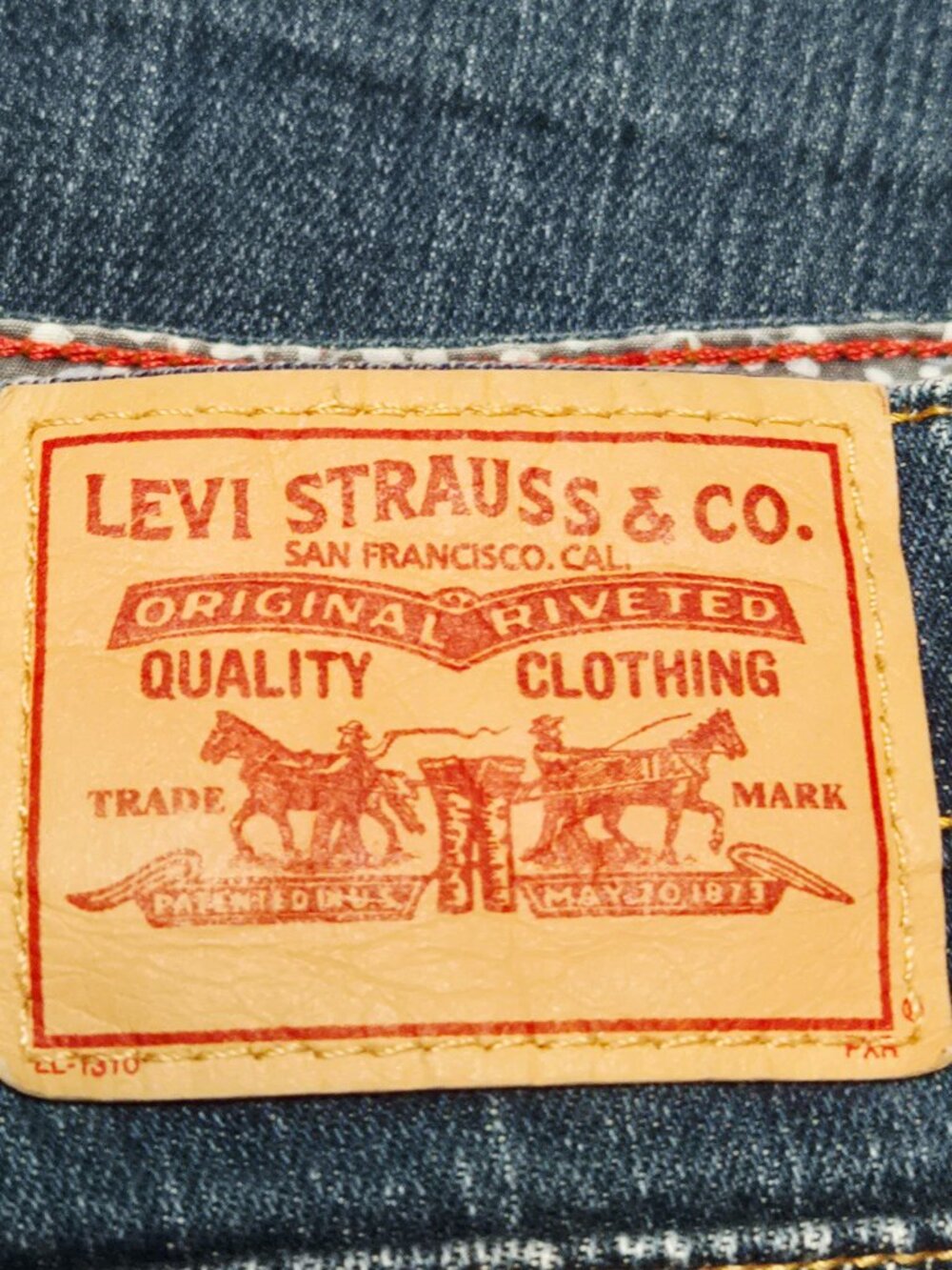 EUC Women's Levi's 550 Relaxed Fit Red Tab 5" Inseam Denim Jeans Shorts Size 12 - Picture 6 of 13